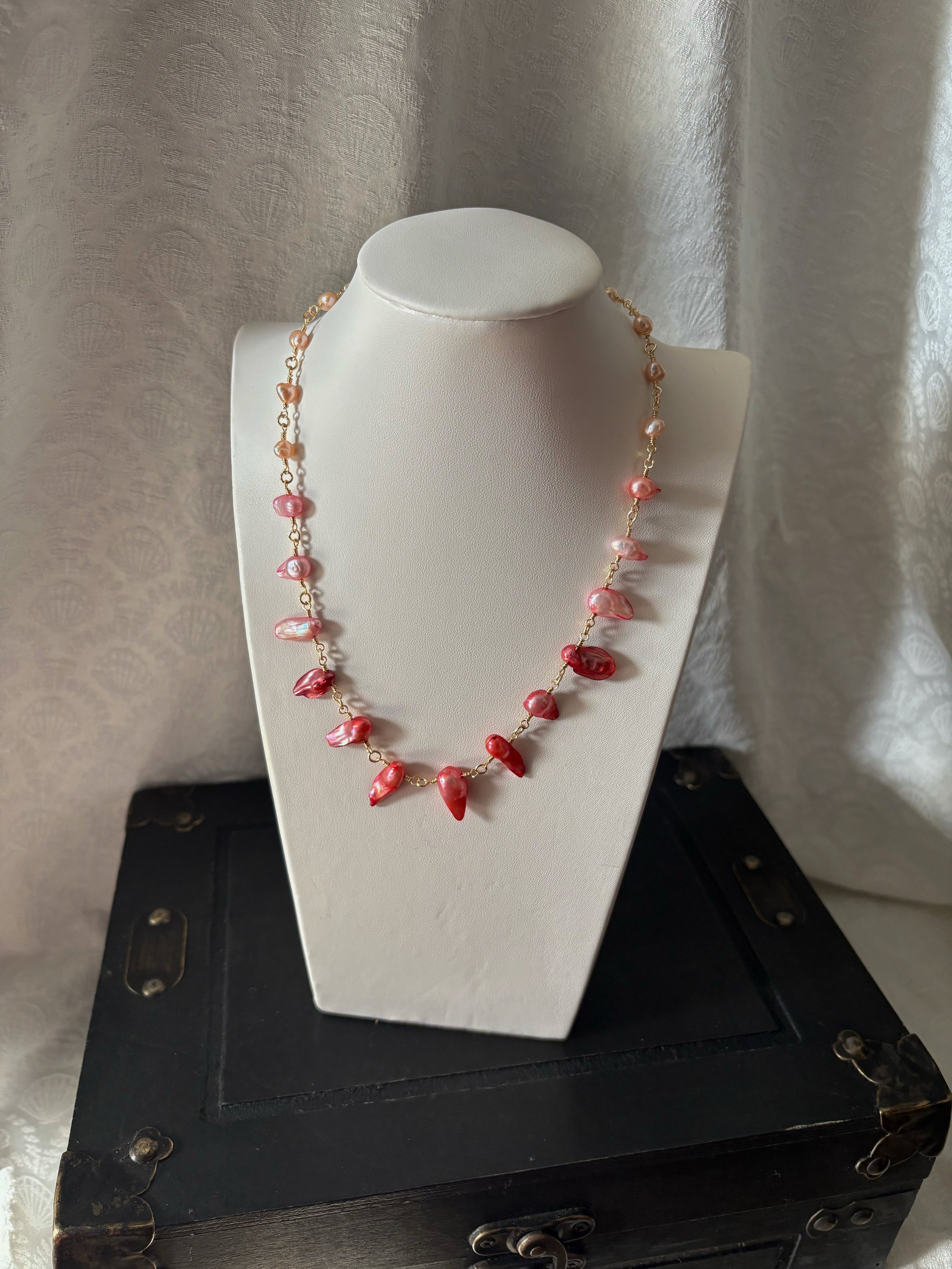 Eleanor's Pearl Necklace in Pink